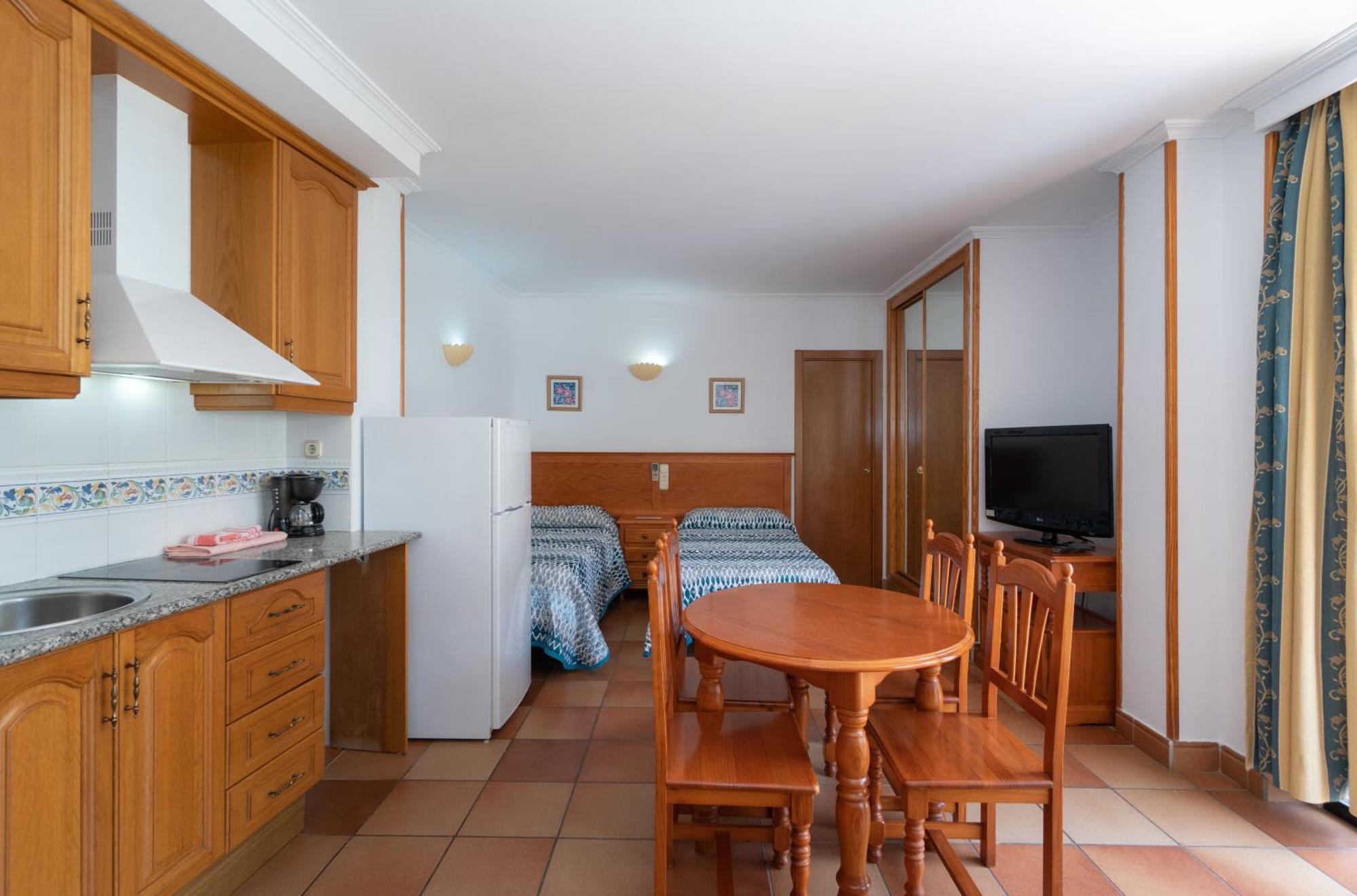 Apartamentos Leonor Carihuela Torremolinos Cameră foto