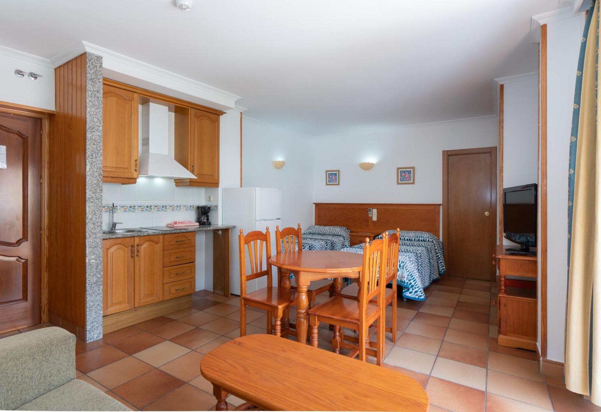 Apartamentos Leonor Carihuela Torremolinos Cameră foto