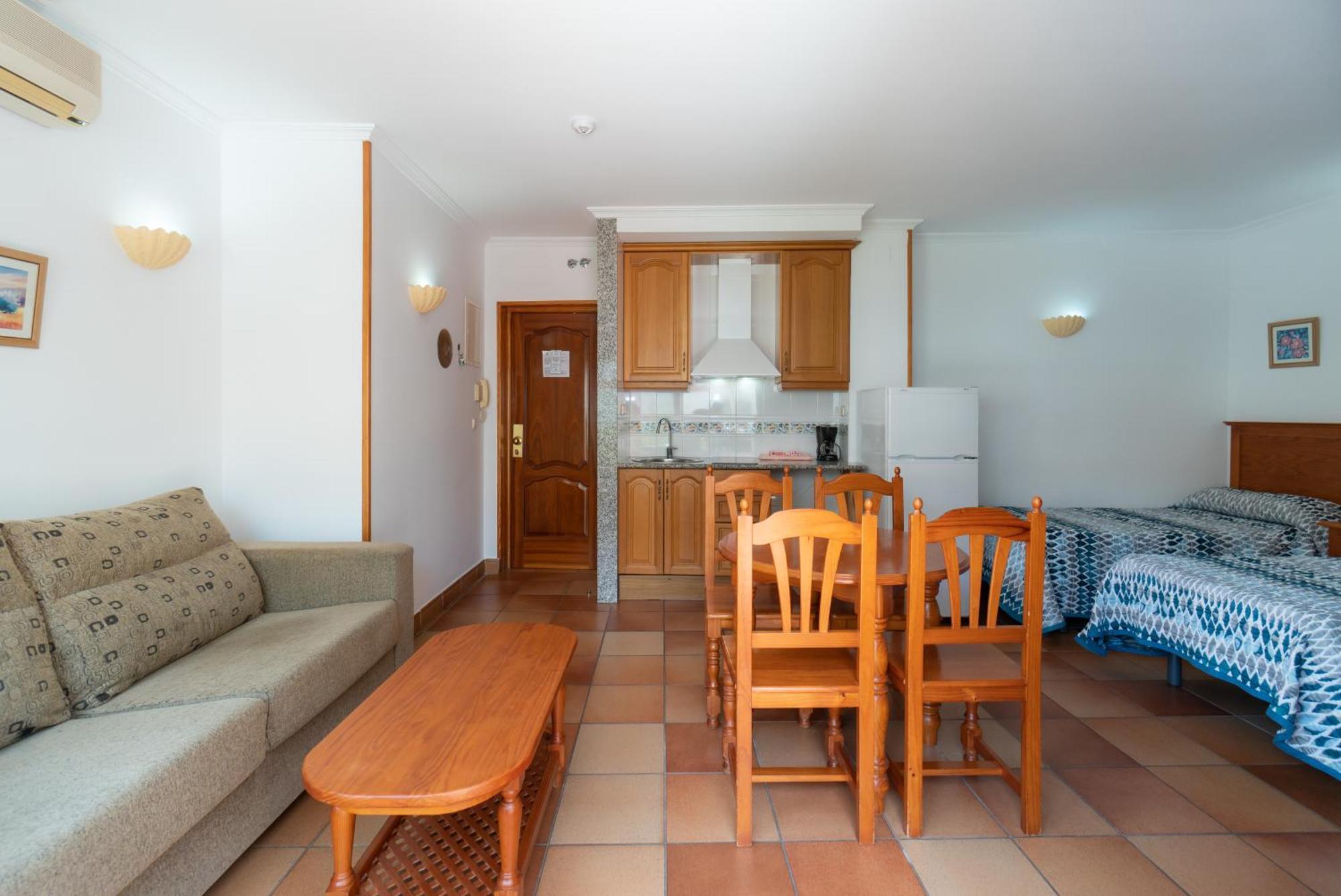 Apartamentos Leonor Carihuela Torremolinos Cameră foto